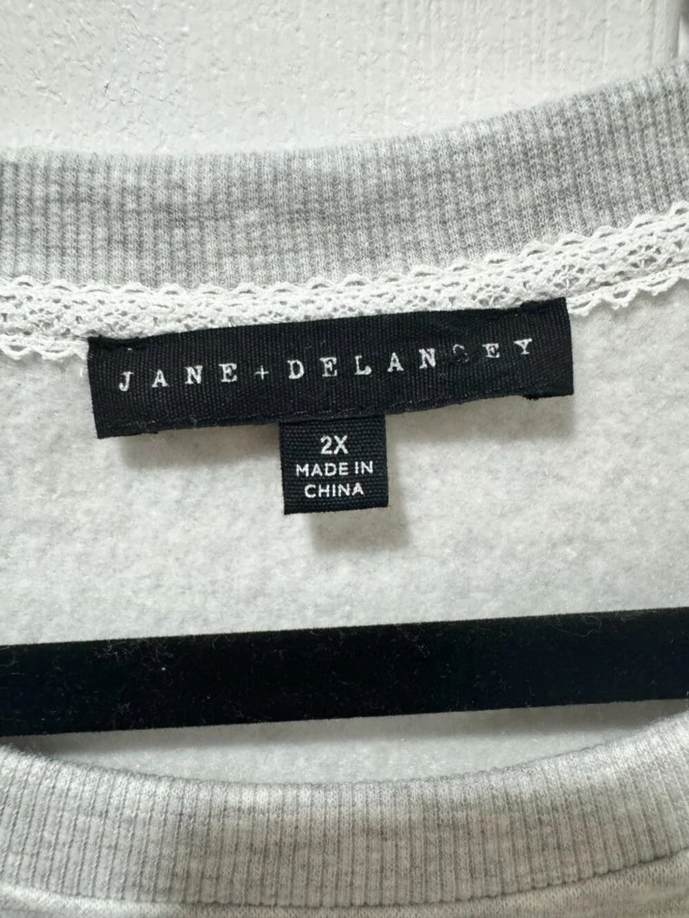 Jane + Delancy grey with lace bow sweatshirt 2X - Picture 3 of 4